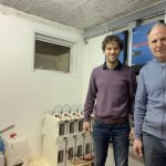 Franz Kirchmair in formeller Kleidung lächelt vor einer hellen Wand