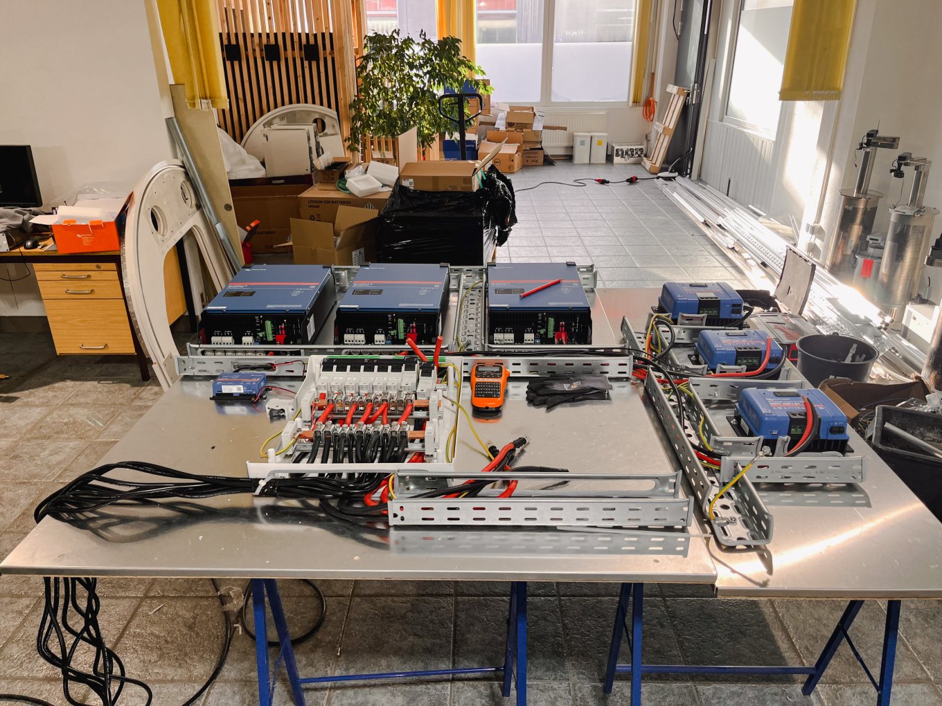 Arbeiter bei der Montage komplizierter Maschinenteile in einer großen Produktionshalle