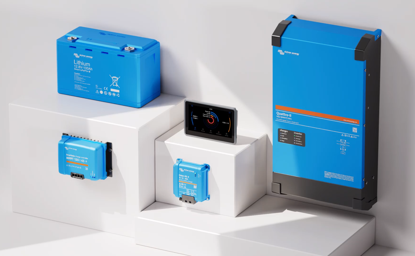 Techniker installiert eine Victron Energieanlage in einem Industriegebäude