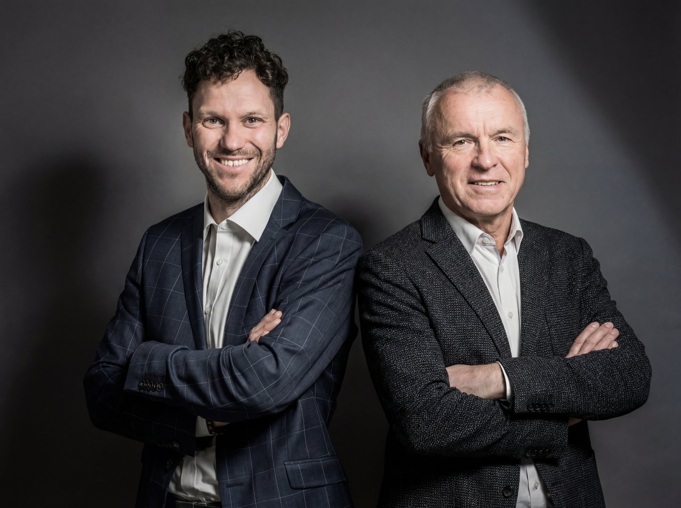 Team von GetAutark posiert lächelnd in Büroumgebung