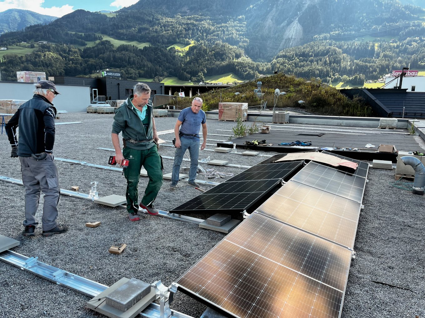 Team von GetAutark, das Vertrauen verspricht, auf einem professionellen und freundlichen Foto