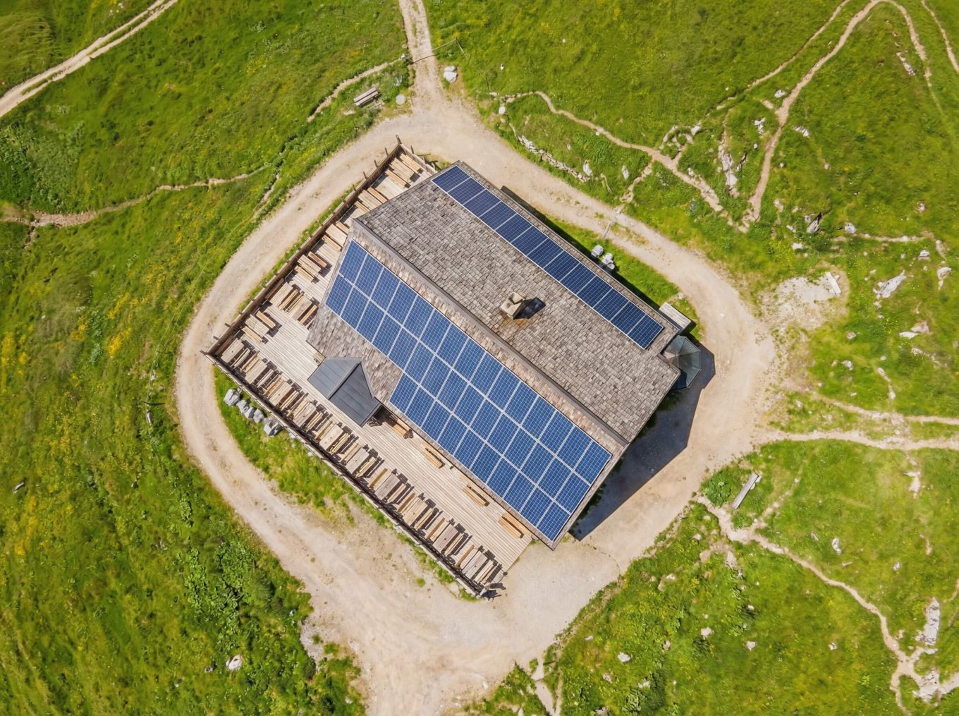 Holzhütte in grüner Sommerlandschaft unter blauem Himmel mit Wolken