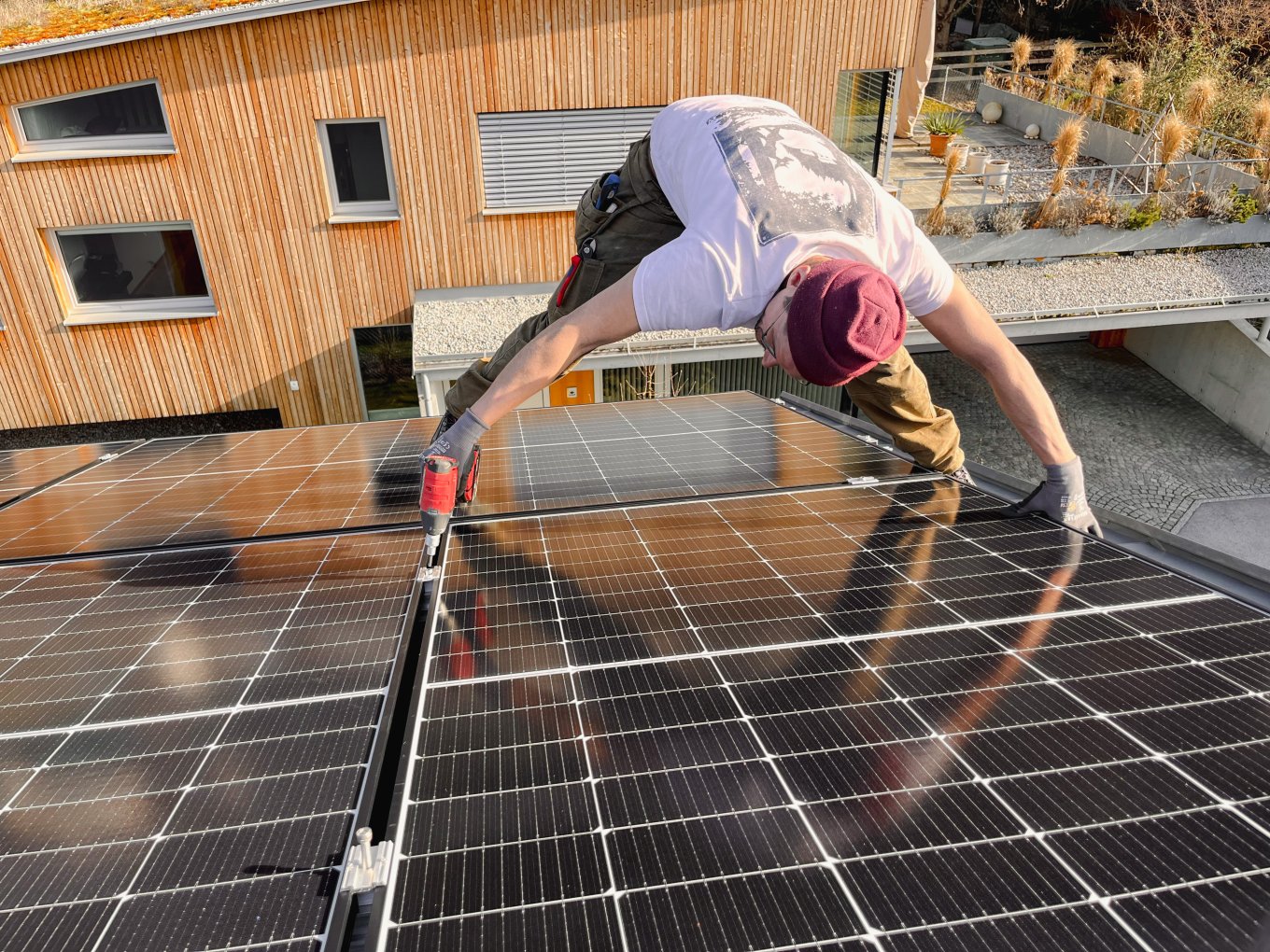 Techniker, der eine Installation vor Ort an der Wand durchführt