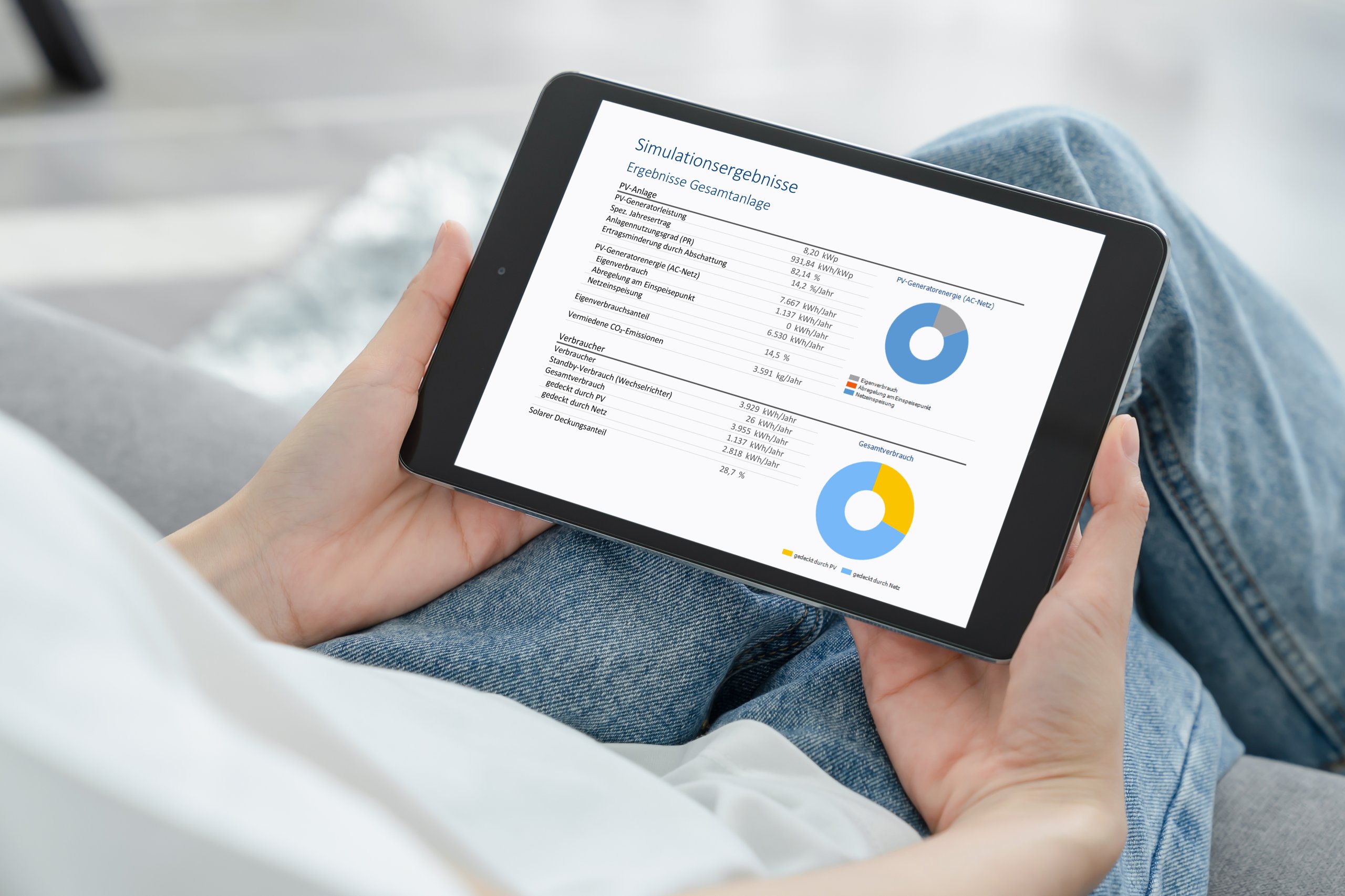 Person hält einen digitalen Tablet mit Analyse-Diagramm zur Prüfung des PV-Potentials und Autarkie