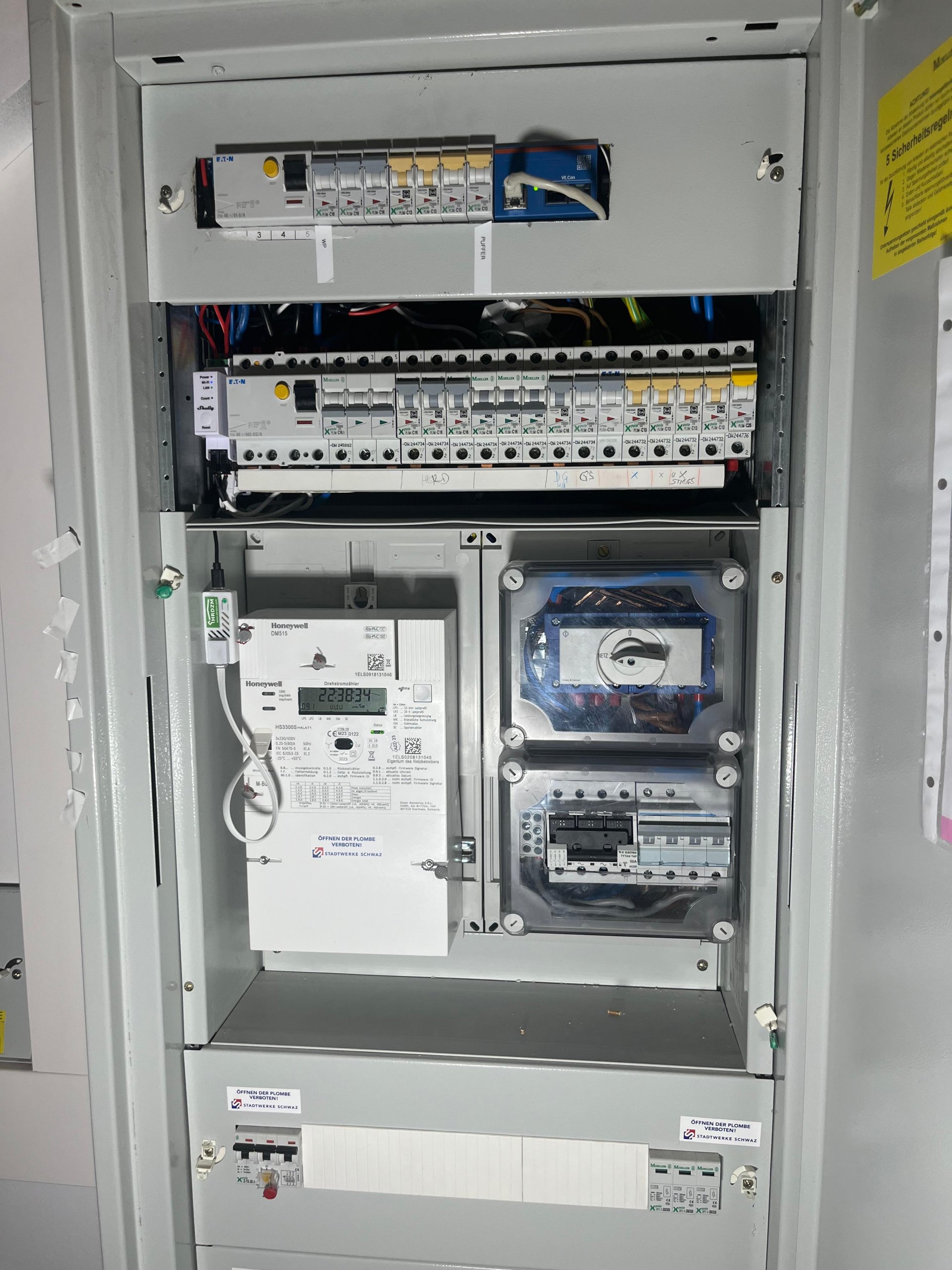 Verschiedene Computer-Hardware-Teile ordentlich auf einer Arbeitsplatte ausgelegt