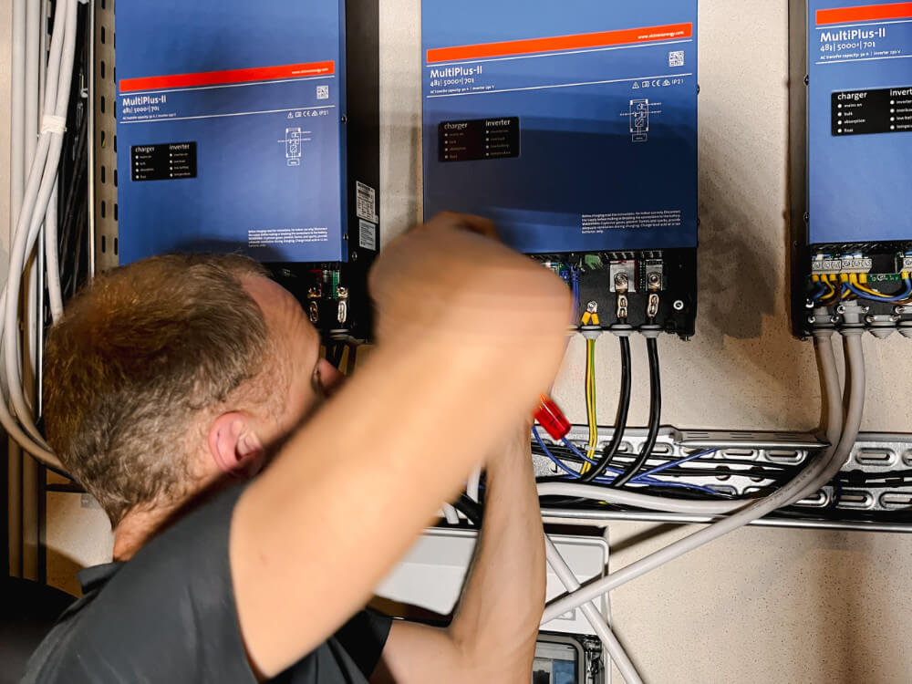 Eine Reihe von Computerteilen und Installationshardware auf einem hellen Hintergrund