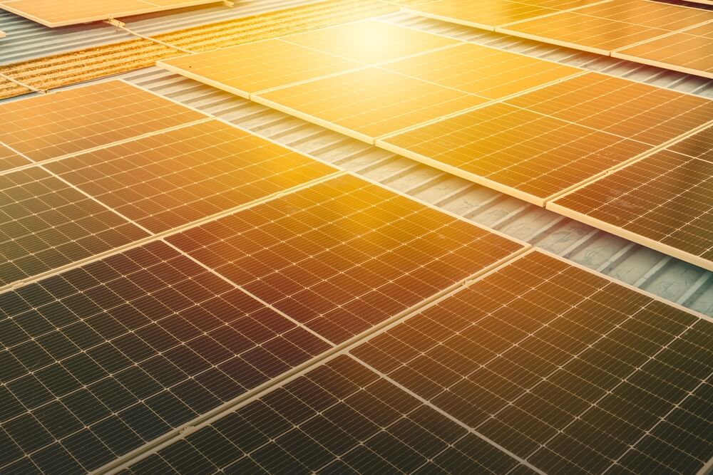 Intelligentes Lademanagement: Wie Ihr Speicher lernt, wann die Sonne in Tirol am stärksten scheint